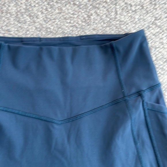 Lululemon 28” legging in blue. Sz 6 - Picture 2 of 5